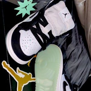 Infant Jordan 1 Mid GLOW IN THE DARK